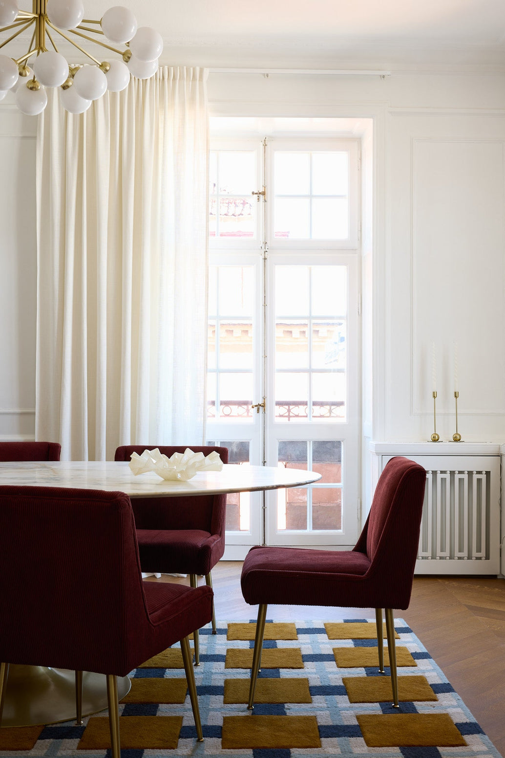 Gardinskinne i hvit montert på vegg i spisestue