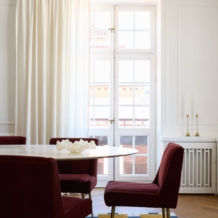 Gardinskinne i hvit montert på vegg i spisestue