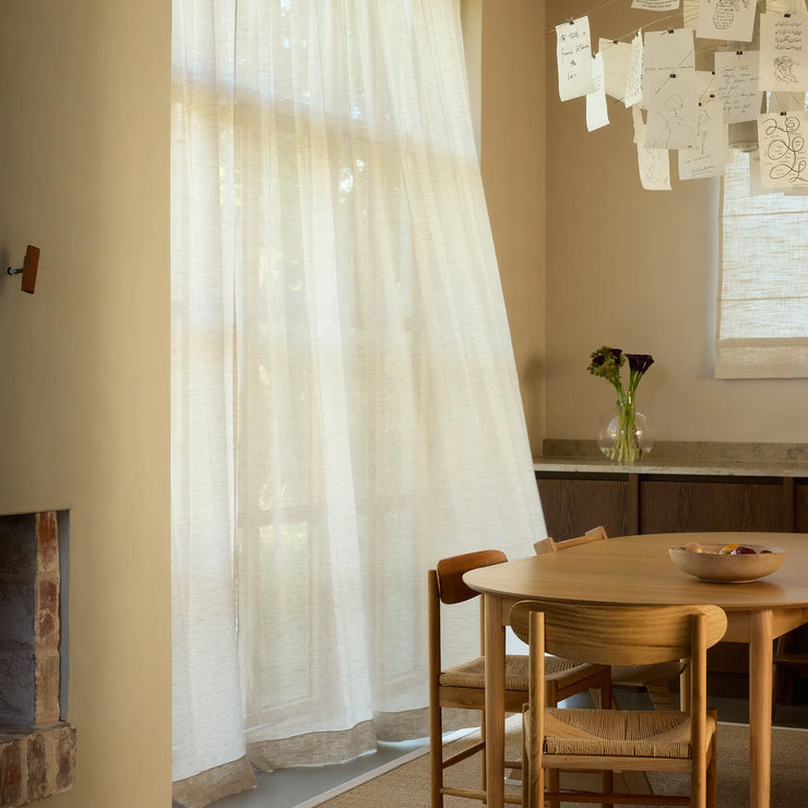 Disse tynne lingardinene fra Gotain faller fint og mykt ned mot gulvet og er florlette og tynne nok til å slippe inn mye lys, noe som er perfekt om du bare vil dempe direkte eller sterkt sollys eller innsyn. Her: Tynn lingardin fra Gotain i farge Sand