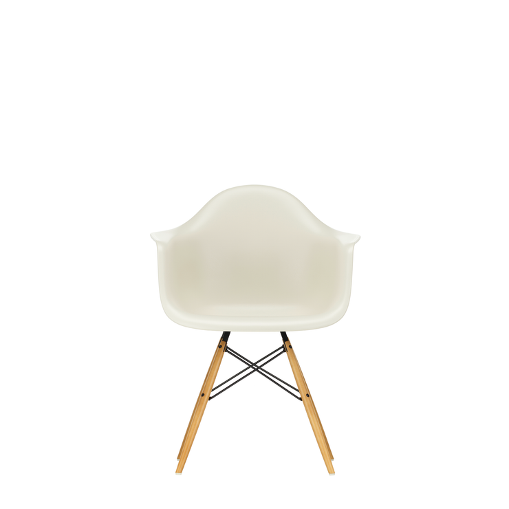 Spisestol Eames Plastic Armchair RE DAW fra Vitra, med ben i lønn og kremhvitt sete (Pebble)