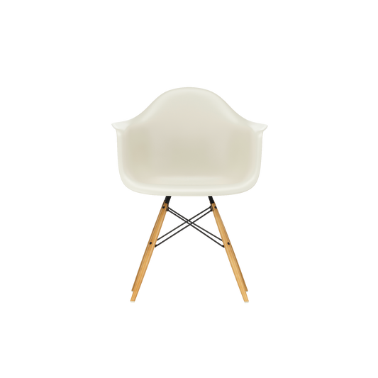 Spisestol Eames Plastic Armchair RE DAW fra Vitra, med ben i lønn og kremhvitt sete (Pebble)