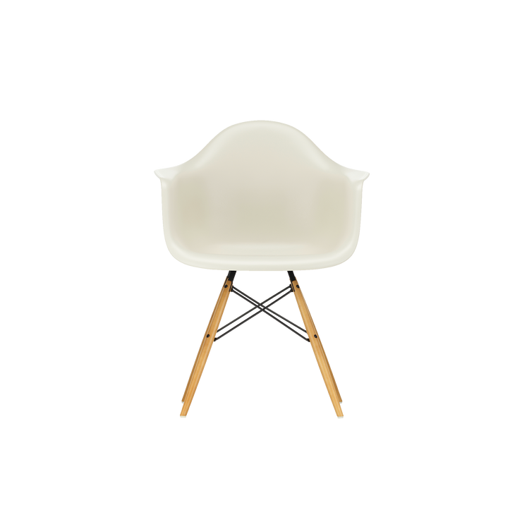 Spisestol Eames Plastic Armchair RE DAW fra Vitra, med ben i lønn og kremhvitt sete (Pebble)