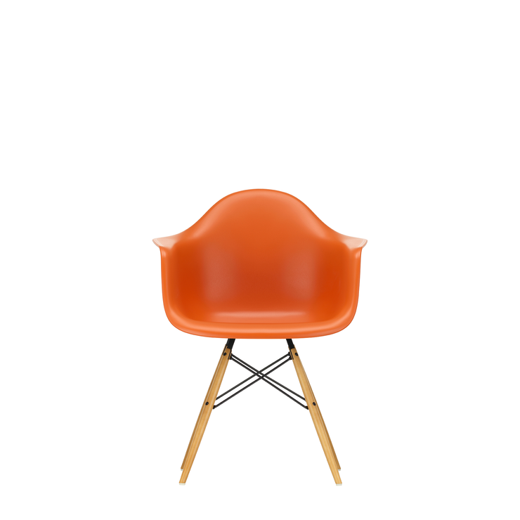 Spisestol Eames Plastic Armchair RE DAW fra Vitra, med ben i lønn og oransje sete (Rusty orange)