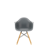 Spisestol Eames Plastic Armchair RE DAW fra Vitra, med ben i lønn og grått sete (Granite grey)