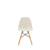 Spisestol Eames Plastic Side Chair RE DSW fra Vitra, med ben i lønn og kremhvitt sete (Pebble)