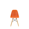 Spisestol Eames Plastic Side Chair RE DSW fra Vitra, med ben i lønn og oransje sete (Rusty orange)