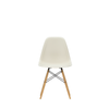 Spisestol Eames Plastic Side Chair RE DSW fra Vitra, med ben i ask og kremhvitt sete (Pebble)