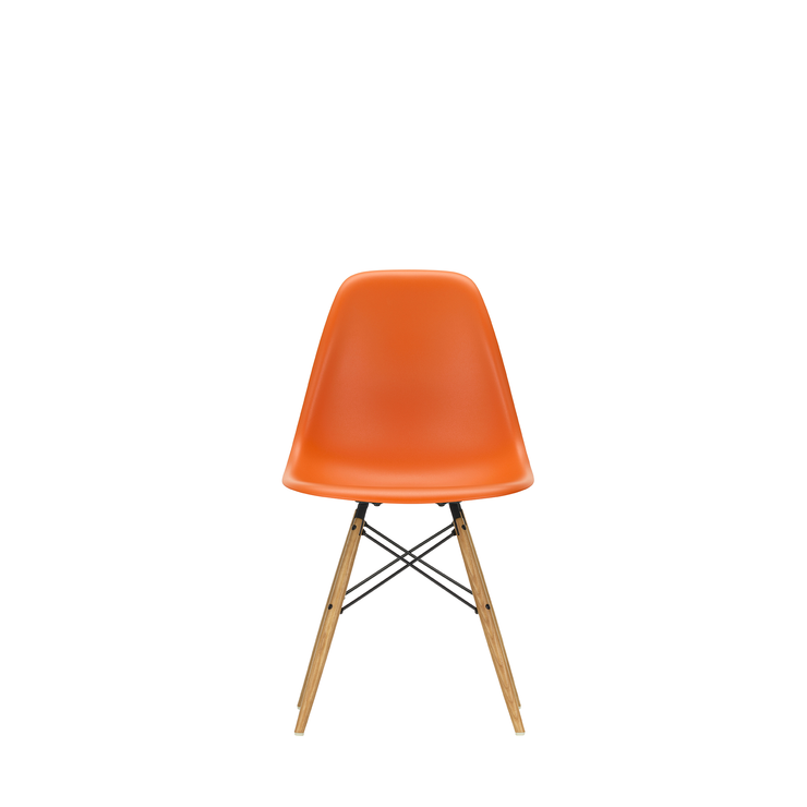 Spisestol Eames Plastic Side Chair RE DSW fra Vitra, med ben i ask og oransje sete (Rusty orange)