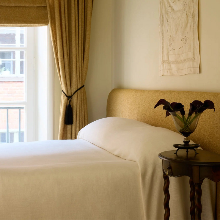 Sengeteppe i vevd lin fra Gotain i fargen benhvit / Ivory