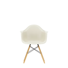 Spisestol Eames Plastic Armchair RE DAW fra Vitra, med ben i ask og kremhvitt sete (Pebble)