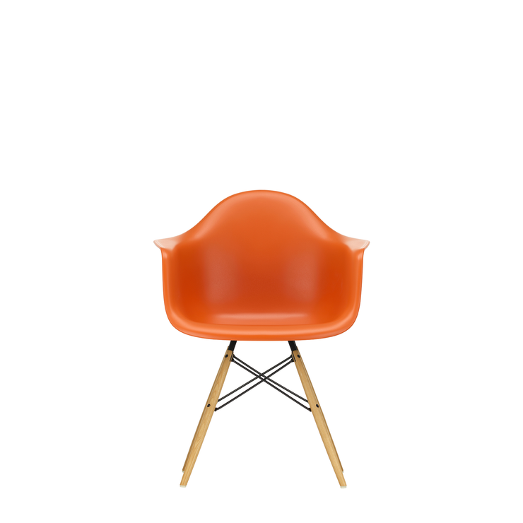 Spisestol Eames Plastic Armchair RE DAW fra Vitra, med ben i ask og oransje sete (Rusty orange)