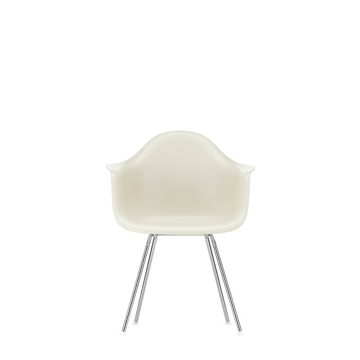 Spisestol Eames Plastic Armchair RE DAX fra Vitra, med ben i krom og kremhvitt sete (Pebble)