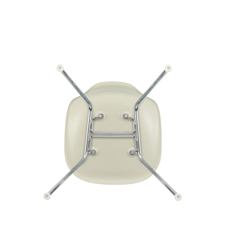 Spisestol Eames Plastic Side Chair RE DSX fra Vitra, med ben i krom og kremfarget sete (Pebble)