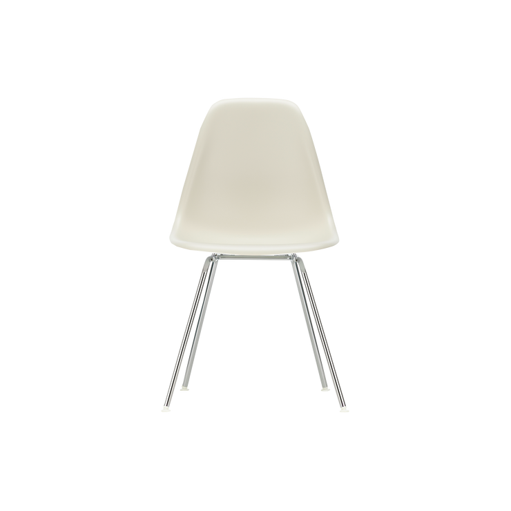 Spisestol Eames Plastic Side Chair RE DSX fra Vitra, med ben i krom og kremfarget sete (Pebble)