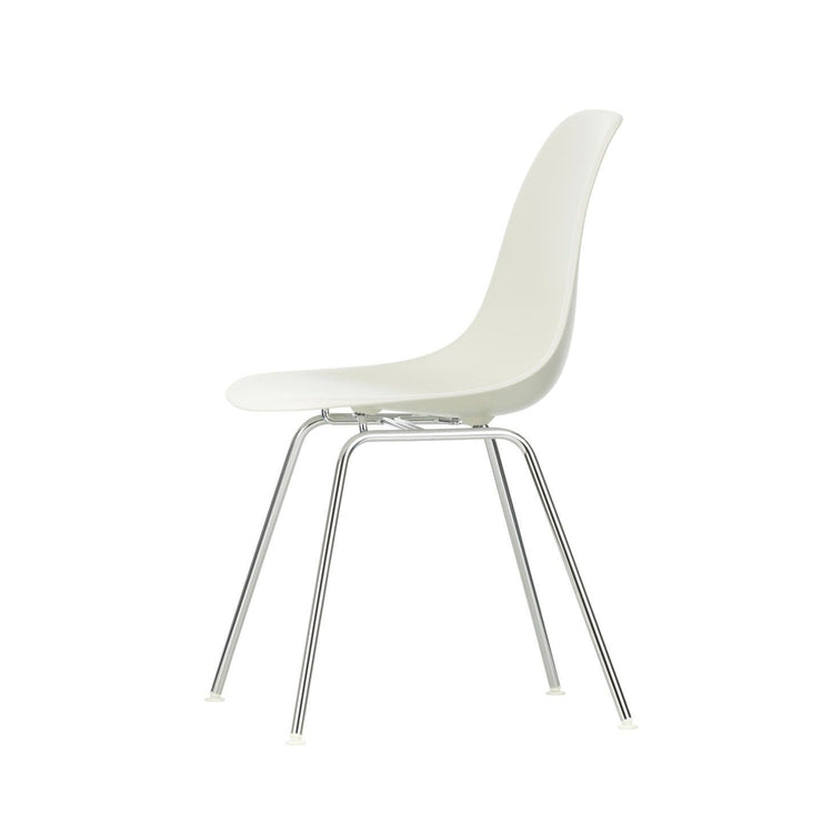 Spisestol Eames Plastic Side Chair RE DSX fra Vitra, med ben i krom og kremfarget sete (Pebble)