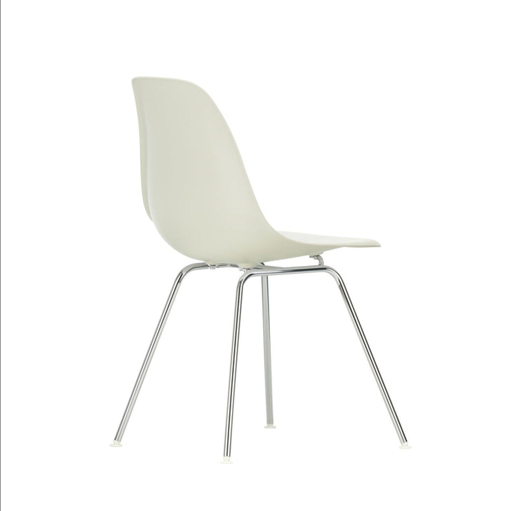 Spisestol Eames Plastic Side Chair RE DSX fra Vitra, med ben i krom og kremfarget sete (Pebble)