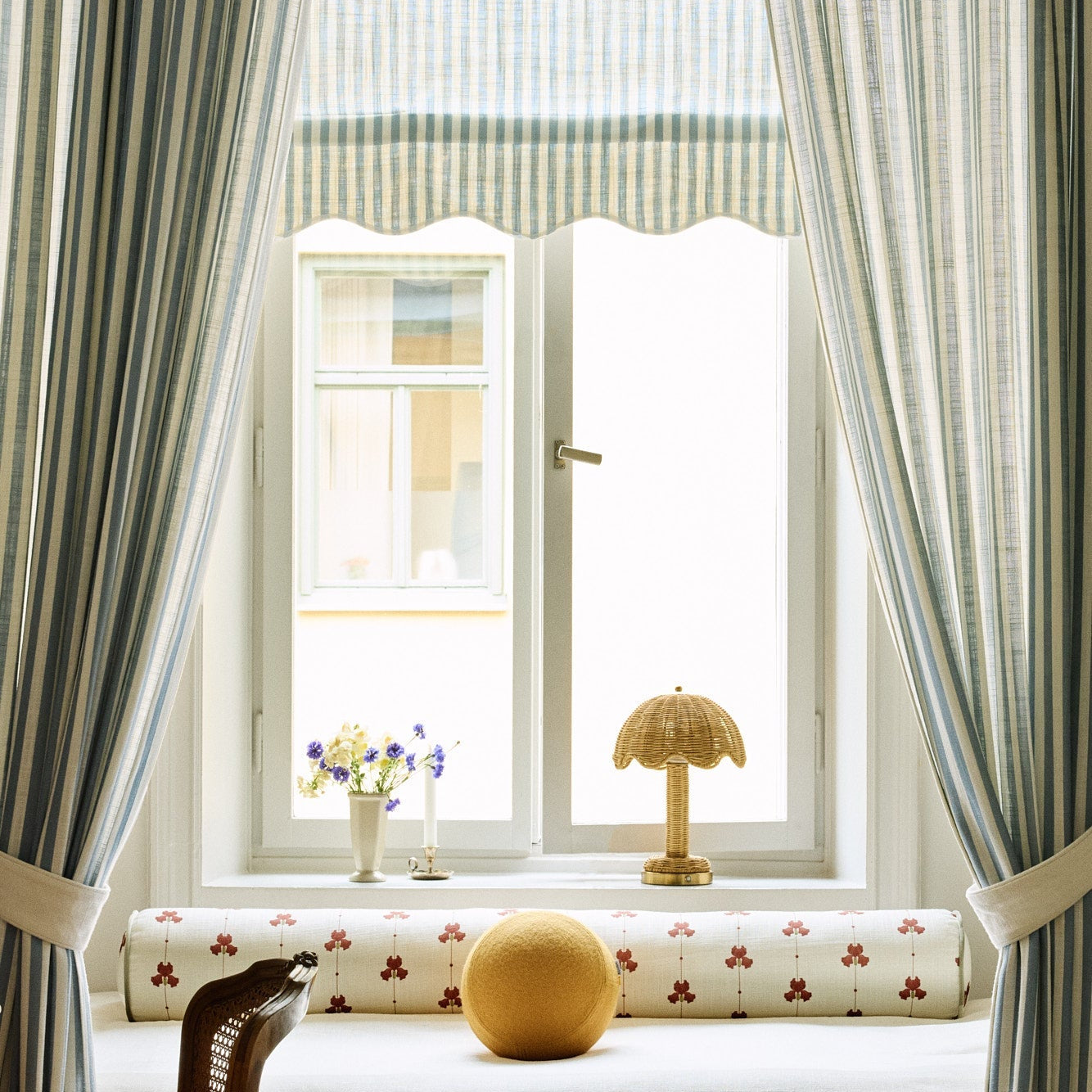 Liftgardin vevd lin Scallop Edge Stripe i fargen dueblå/ Dove Blue fra Gotain.