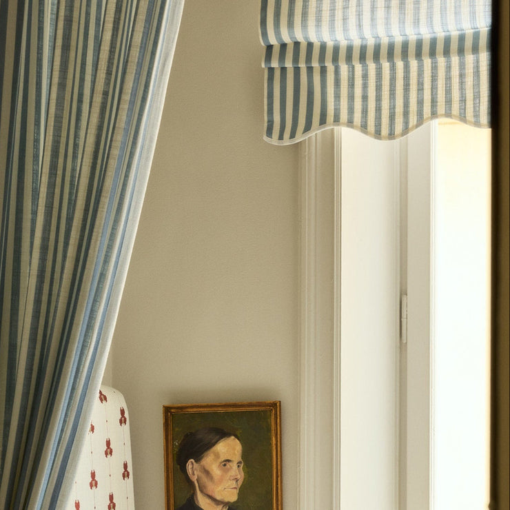 Liftgardin vevd lin Scallop Edge Stripe i fargen dueblå/ Dove Blue fra Gotain.