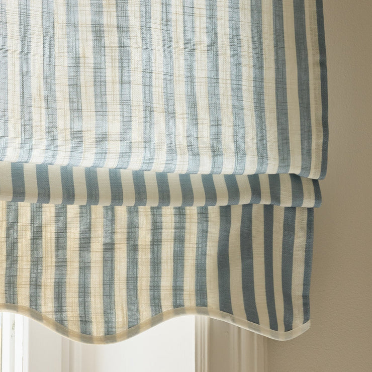 Stripete skreddersydde liftgardiner i vevd lin levert hjem - enkelt og greit. Denne varianten – kalt Scallop Edge fra Gotain – har en vakkert bølget kant og er perfekt for deg som ønsker deg en elegant og hakket mer dekorativ liftgardin. Her med blå striper i fargen Dove Blue.