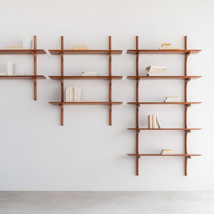 Skap et realt blikkfang ved å bruke flere hyller – enten i samme eller i varierte størrelser – ved siden av hverandre på en vegg eller plasser hyllene enkeltvis der du drømmer om en elegant hylleløsning. Bredden på hyllene er 100 cm, dybden er 35 cm på alle hyllene. Det er kun høyden og antall hylleflater som varierer.