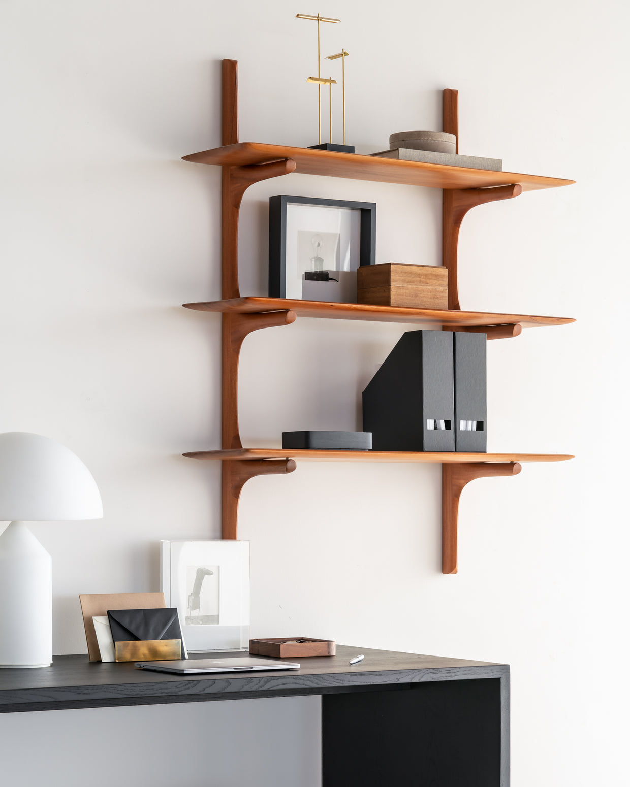 Vegghengt hylle Pl Wall Shelf fra Ethnicraft, i heltre mahogni