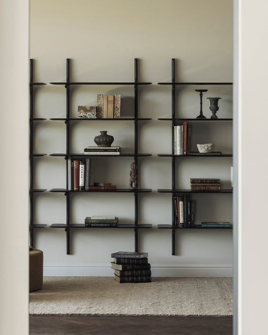 Vakre vegghengte hyller med to, tre eller fem hylleflater: Den elegante serien Pl fra Ethnicraft, designet av Alain Van Havre, er laget i heltre og har subtile, delikate elementer som gir kolleksjonen det lille ekstra!