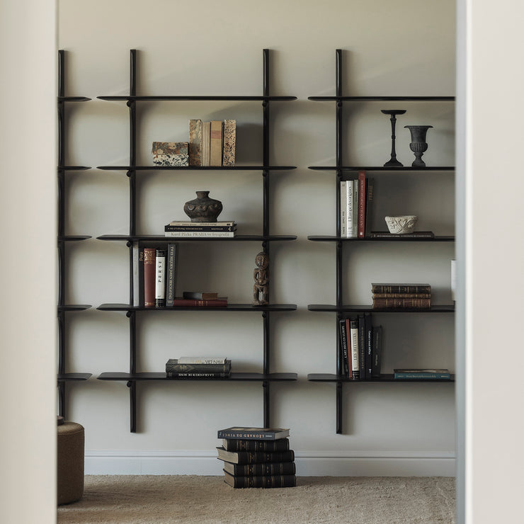 Vakre vegghengte hyller med to, tre eller fem hylleflater: Den elegante serien Pl fra Ethnicraft, designet av Alain Van Havre, er laget i heltre og har subtile, delikate elementer som gir kolleksjonen det lille ekstra!