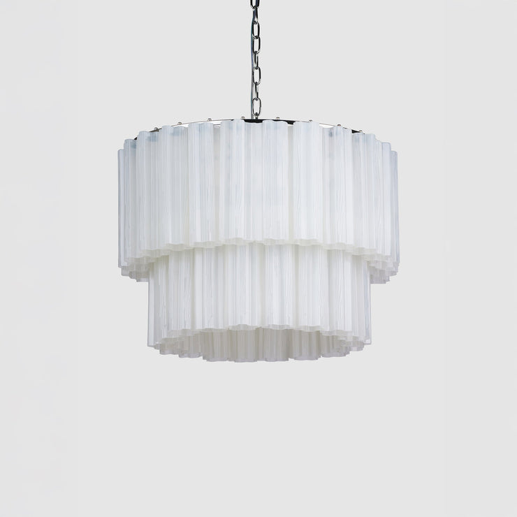 Lysekronen Fontaine 2-layer fra Meublé med hvitt glass og krombelagt oppheng