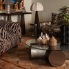 Formen på det karakteristiske sofabordet Cross Sofa Table fra Dusty Deco i rustfritt stål og glass er inspirert av stilsjangeren brutalisme – og med det tar det også litt plass! Perfekt for deg som er ute etter et raust og annerledes type glassbord.