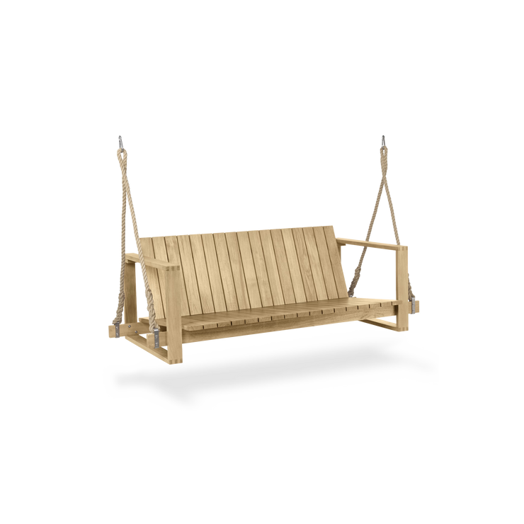Hammock BK13 Swing Sofa fra Carl Hansen & Søn ble designet i 1959 av den danske arkitekten Bodil Kjær, som en del av en møbelserie utviklet for både inne- og utebruk. 