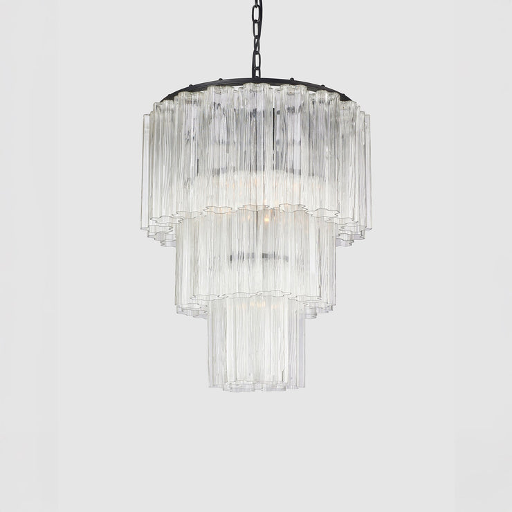 Lysekronen Fontaine 3-layer fra Meublé med klart glass og svart oppheng.