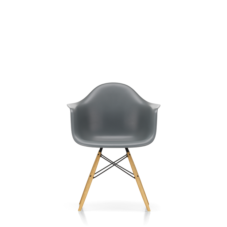 Spisestol Eames Plastic Armchair RE DAW fra Vitra, med ben i ask og grått sete (Granite grey)