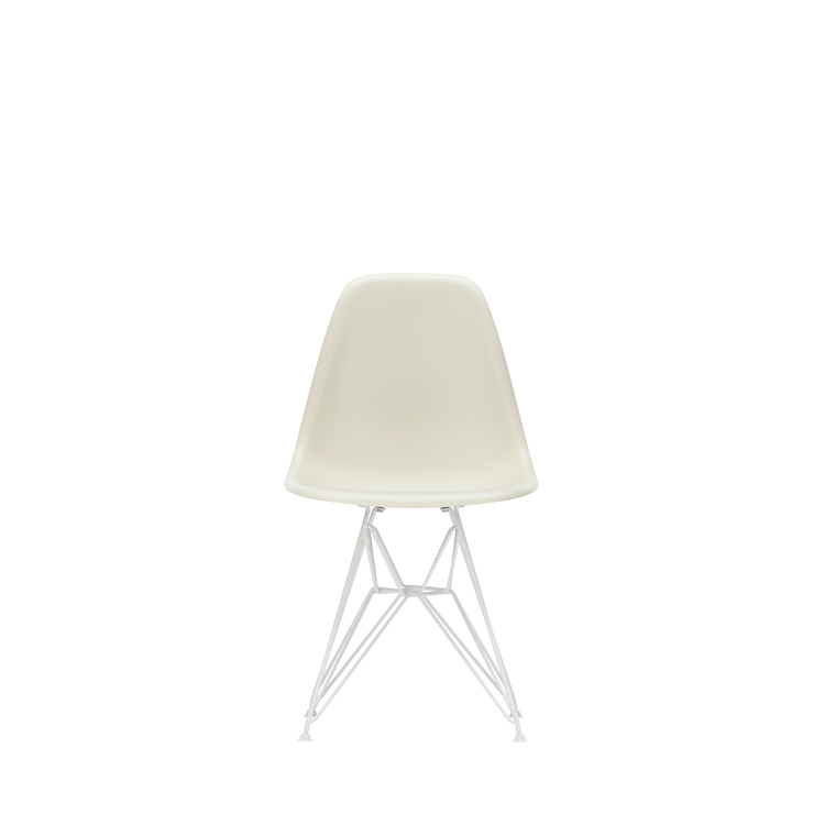 Spisestol Eames Plastic Side Chair RE DSR fra Vitra med hvitt understell og kremfarget sete (11 Pebble).