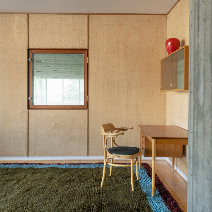 Teppet Shaggy Edge i fargen Eden (burgunder / blå / mosegrønn) fra Layered.