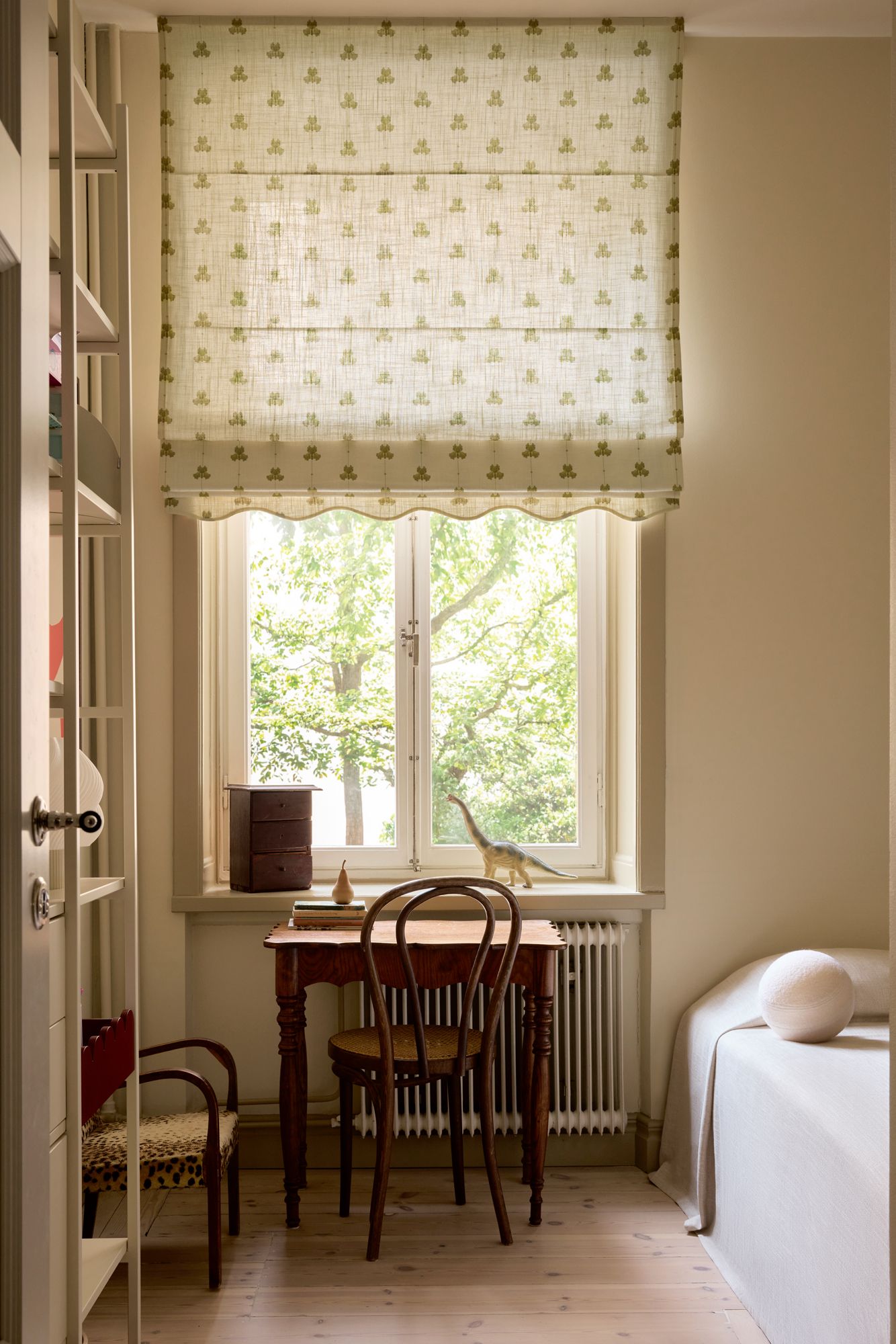 Tekstil i vevd lin med mønster Sweet Pea i fargen olivengrønn/ Olive Green fra Gotain. 