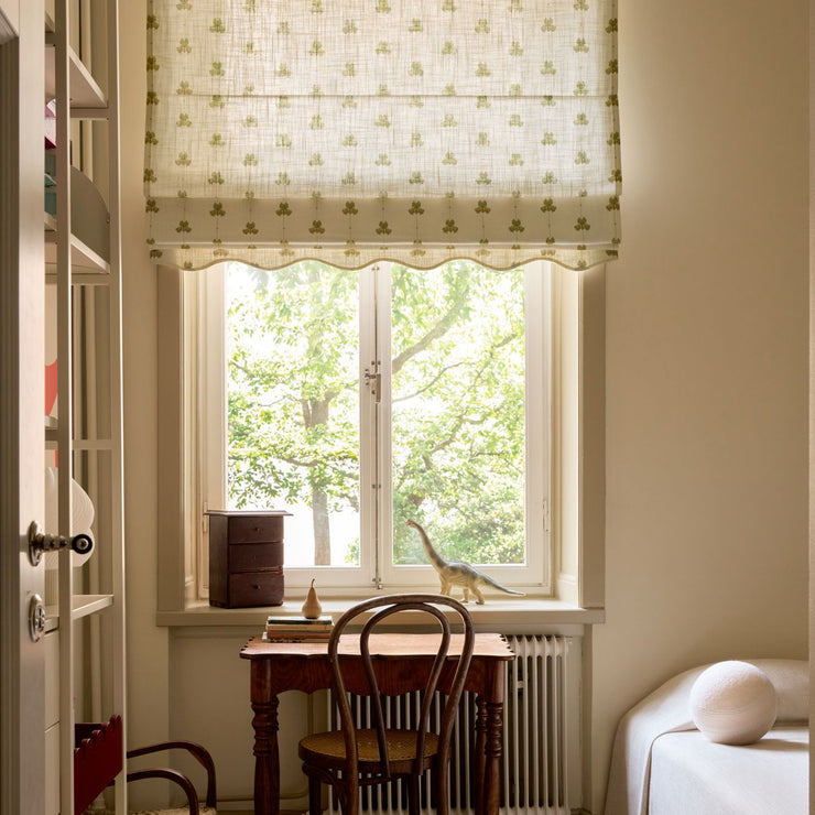 Tekstil i vevd lin med mønster Sweet Pea i fargen olivengrønn/ Olive Green fra Gotain. 