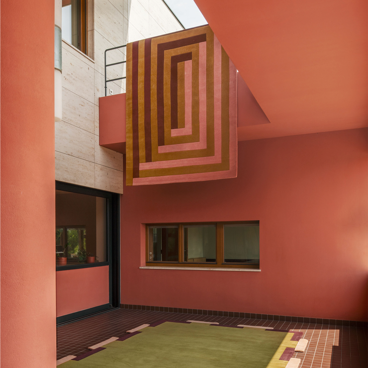 Teppe Labyrinth i Coral Pink og Fregio i Olive Blush fra Layered.