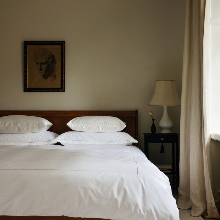 Dynetrekket Nuvola fra Mille Notti i myk og glatt sateng laget av finkjemmet bomull har et sofistikert design med dekorativ sandfarget eller grønt broderi i en ramme. Her med sandfarget broderi. 