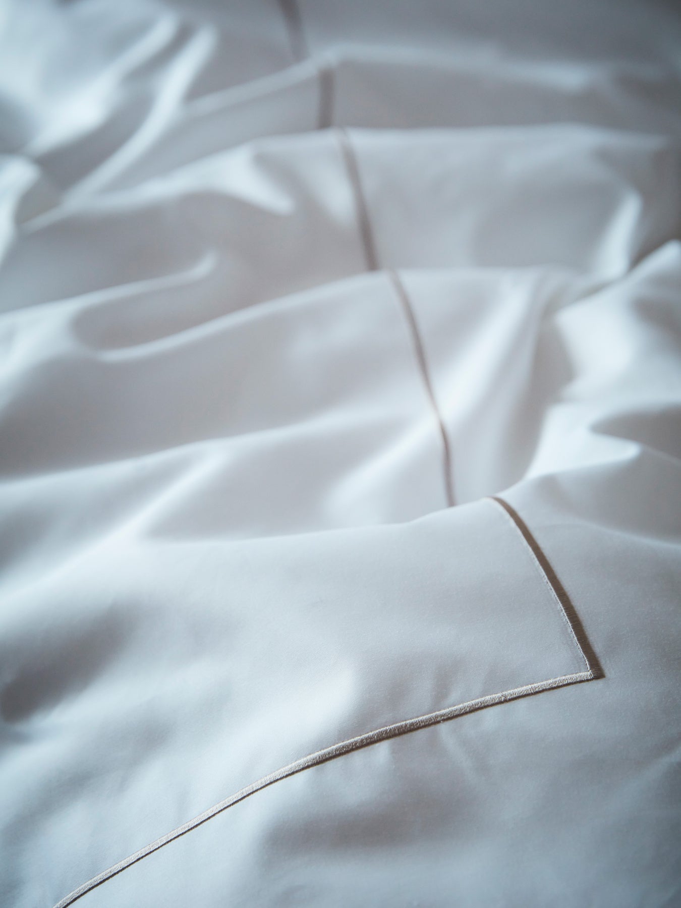 Dynetrekket Nuvola fra Mille Notti finnes i flere størrelser og lukkes med knytebånd.