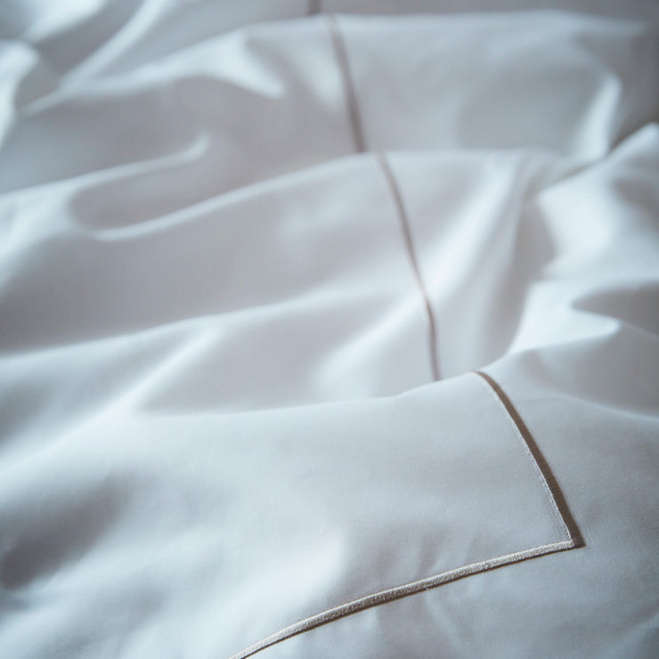 Dynetrekket Nuvola fra Mille Notti finnes i flere størrelser og lukkes med knytebånd.