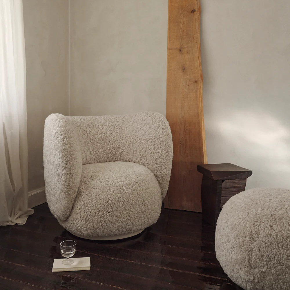 Lenestol Rico Lounge Chair fra Ferm Living i saueull Moonlight