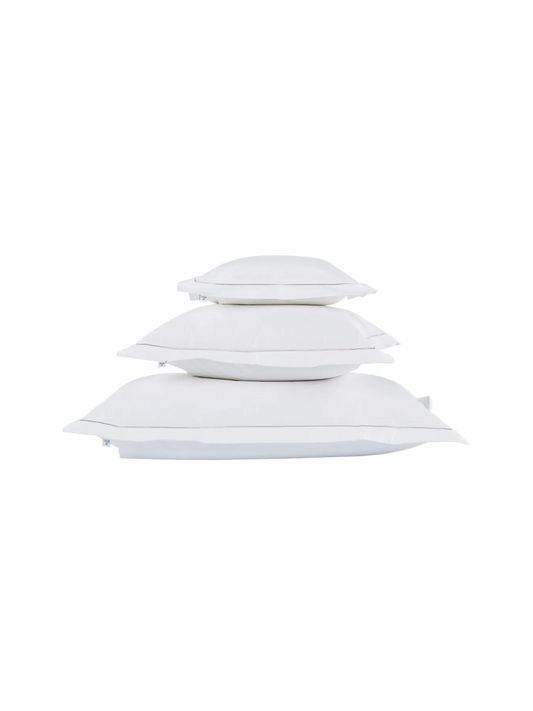 Putetrekket Nuvola fra Mille Notti i myk og glatt sateng laget av finkjemmet bomull har et sofistikert design med dekorativ sandfarget eller grønt broderi i en ramme (og en 4 cm bred vinge). Putetrekket finnes i flere størrelser og lukkes med overlapping. Her med beige / sandfarget brodering. 