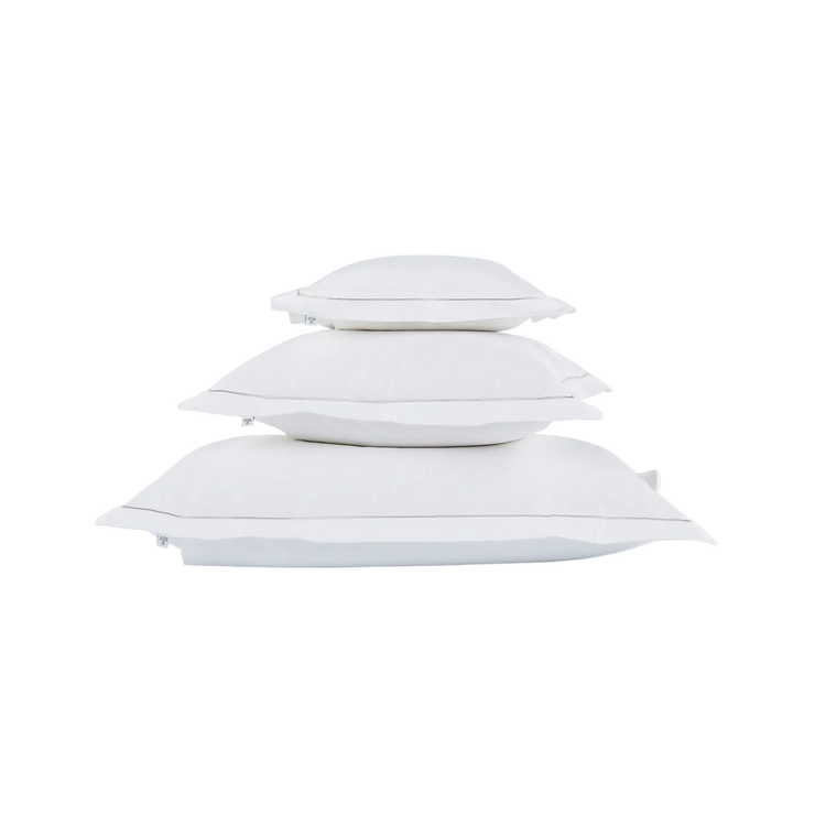 Putetrekket Nuvola fra Mille Notti i myk og glatt sateng laget av finkjemmet bomull har et sofistikert design med dekorativ sandfarget eller grønt broderi i en ramme (og en 4 cm bred vinge). Putetrekket finnes i flere størrelser og lukkes med overlapping. Her med beige / sandfarget brodering. 