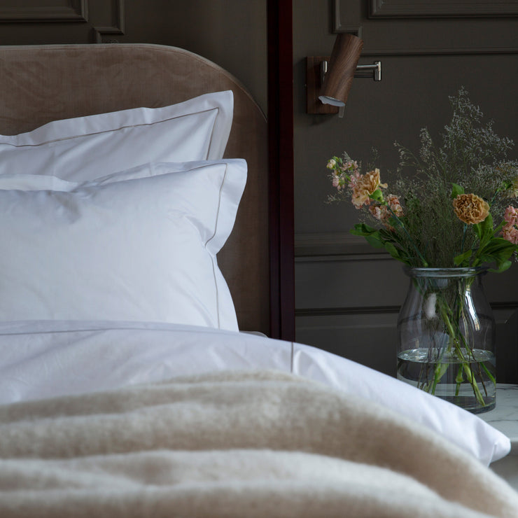 Putetrekket Nuvola fra Mille Notti med beige / sandfarget brodering. 