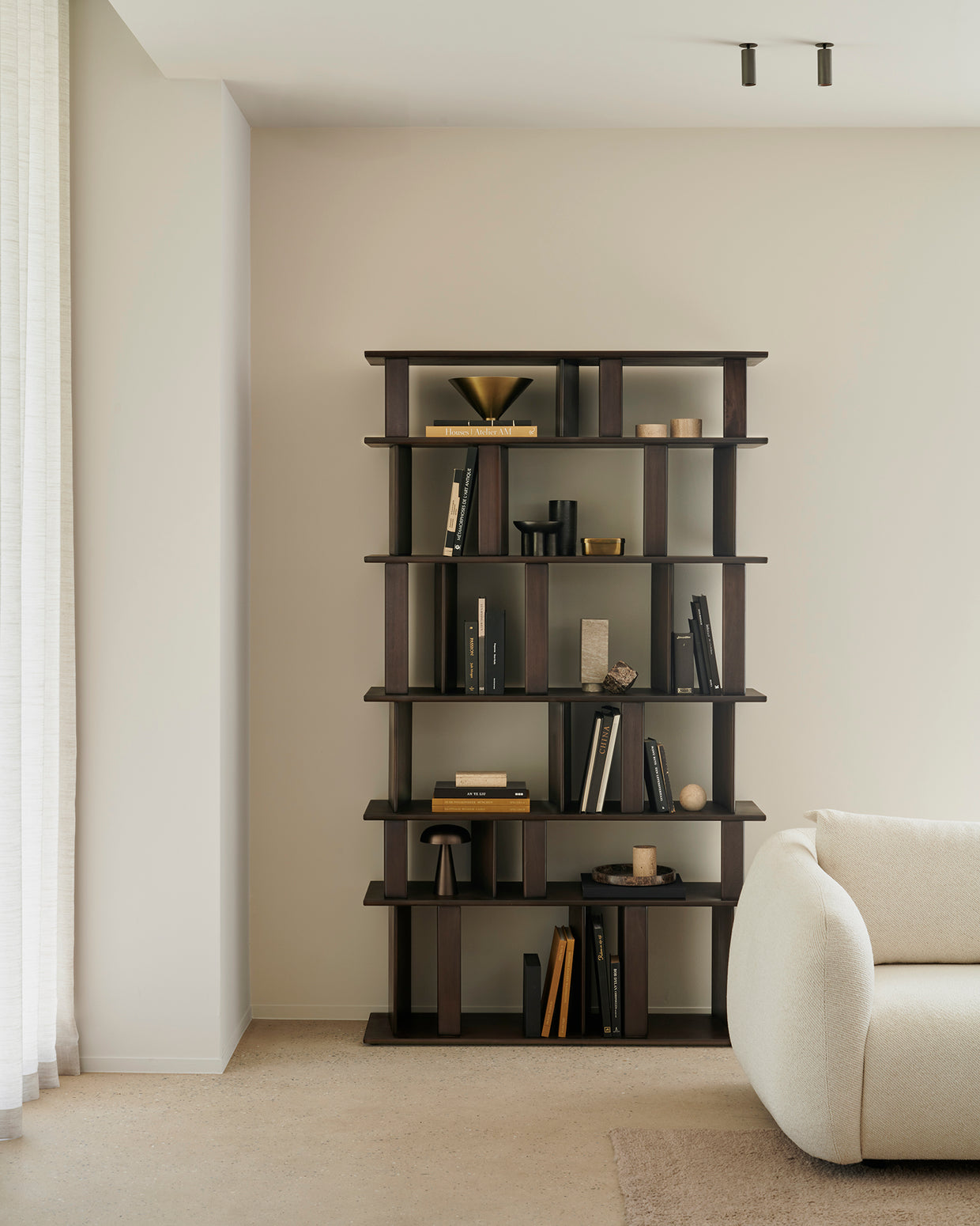 Den skulpturelle bokhyllen Block Rack fra Ethnicraft har et elegant designspråk med en tydelig arkitektonisk struktur som skaper lekne kontraster med lys og skygge. Kombinasjonen av horisontale plan og vertikale blokker skaper et åpent, men rytmisk uttrykk som er både dekorativt og funksjonelt. En vakker bokhylle til bøker, fine minner og små skulpturer.