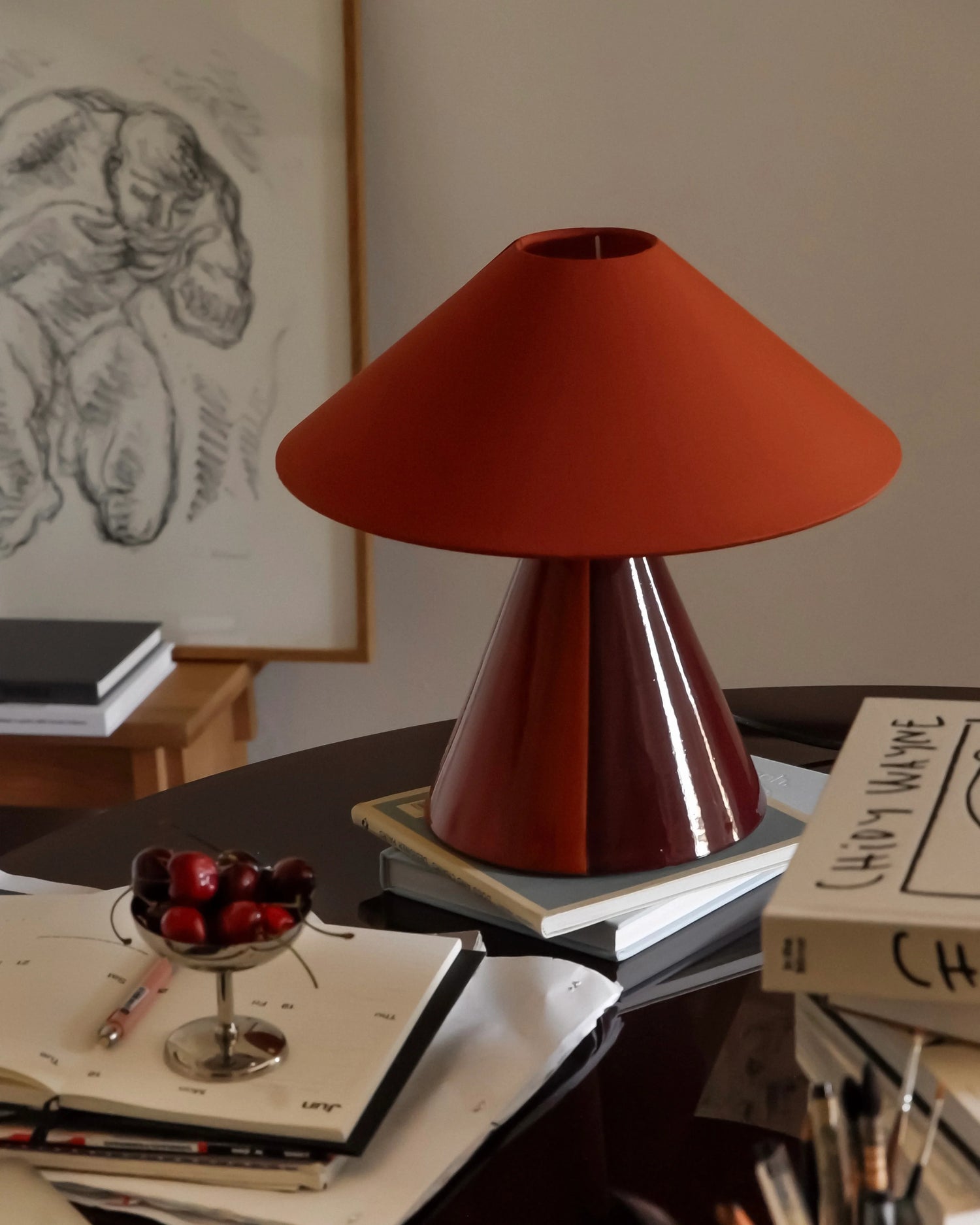 Bordlampe Caterina Cognac fra Mattina Moderna. Caterina står nydelig plassert på en skjenk i stue eller spisestue, på et skrivebord eller nattbord.