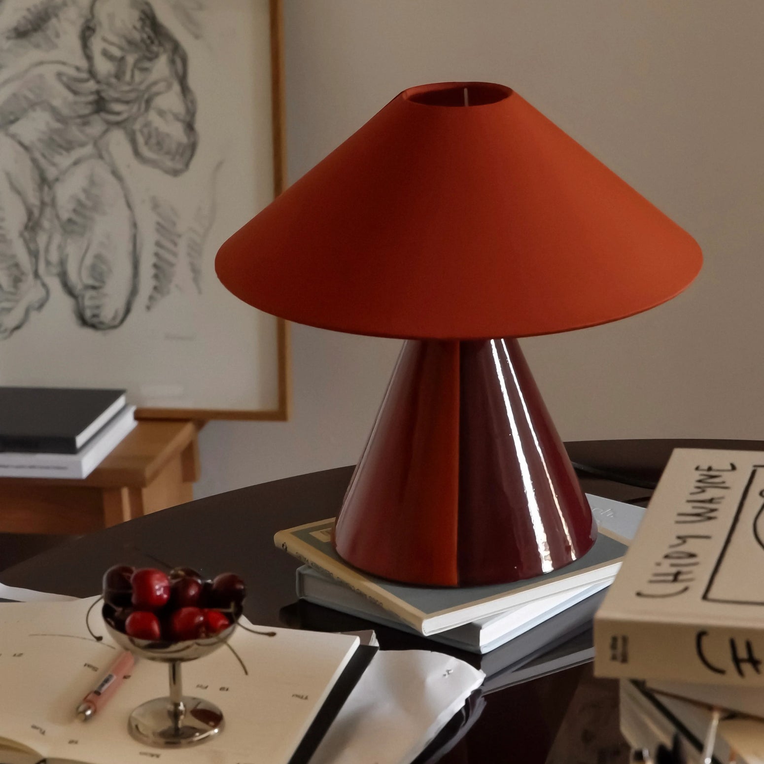 Bordlampe Caterina Cognac fra Mattina Moderna. Caterina står nydelig plassert på en skjenk i stue eller spisestue, på et skrivebord eller nattbord.