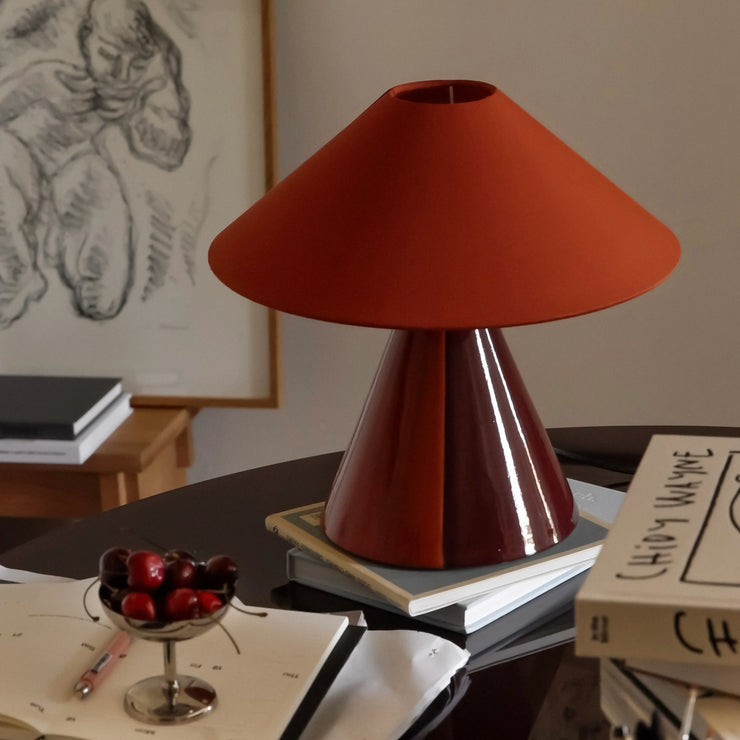 Bordlampe Caterina Cognac fra Mattina Moderna. Caterina står nydelig plassert på en skjenk i stue eller spisestue, på et skrivebord eller nattbord.