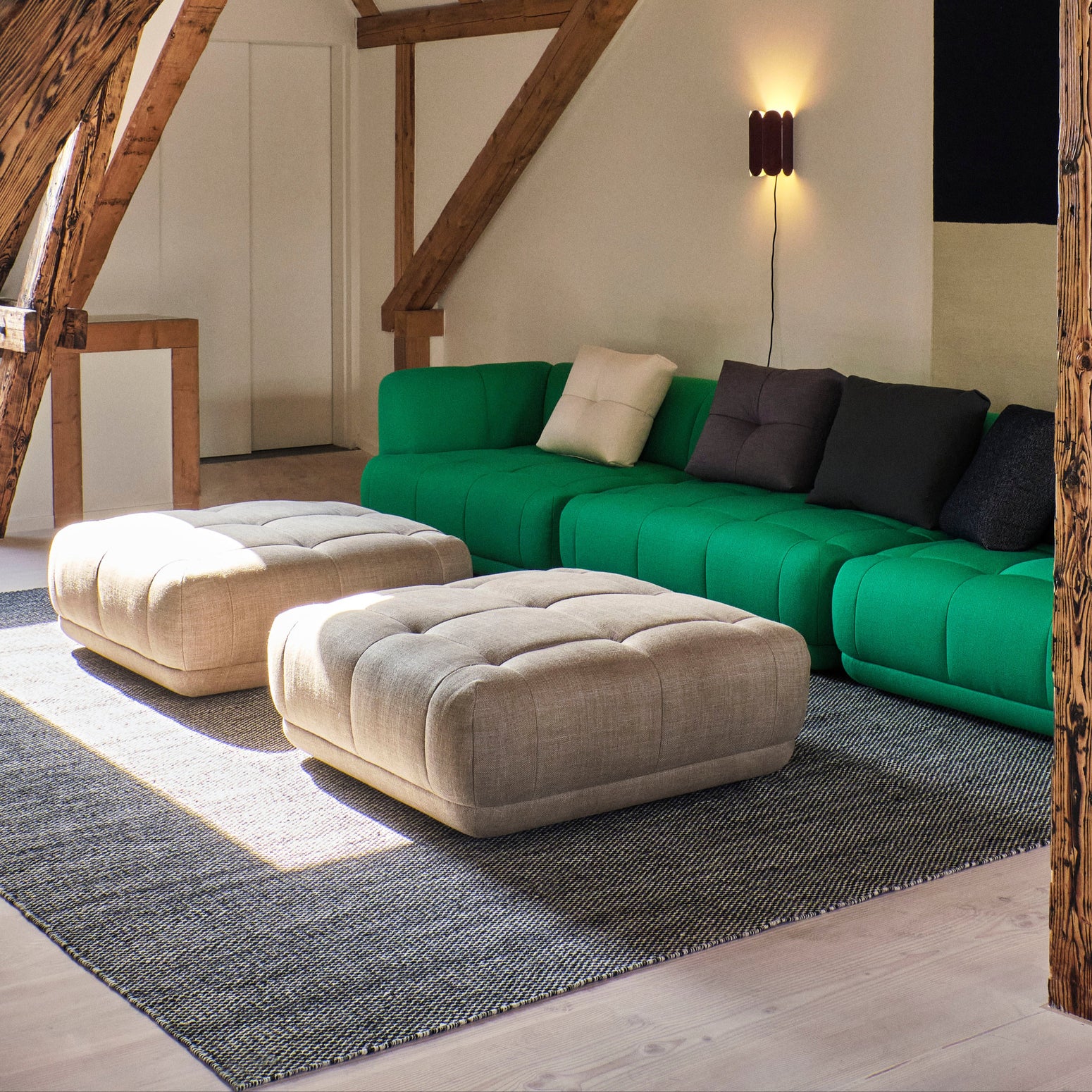 Puff Quilton fra Hay: Designerne bak Quilton, Doshi Levien, har designet en sofa som skal kunne favne hele livet - her kan du leke, jobbe, sosialisere, sove og slappe av. Uttrykket er moderne, looken er fast, men likevel innbydende – og størrelsen er raus. Sofaen er myk og komfortabel og har springfjærer (litt som en madrass), og holder derfor formen godt. Her kan du bestille puffen Quilton, som kommer i flere ulike tekstiler, i mange fine kvaliteter og farger.