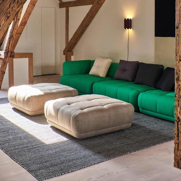 Puff Quilton fra Hay: Designerne bak Quilton, Doshi Levien, har designet en sofa som skal kunne favne hele livet - her kan du leke, jobbe, sosialisere, sove og slappe av. Uttrykket er moderne, looken er fast, men likevel innbydende – og størrelsen er raus. Sofaen er myk og komfortabel og har springfjærer (litt som en madrass), og holder derfor formen godt. Her kan du bestille puffen Quilton, som kommer i flere ulike tekstiler, i mange fine kvaliteter og farger.